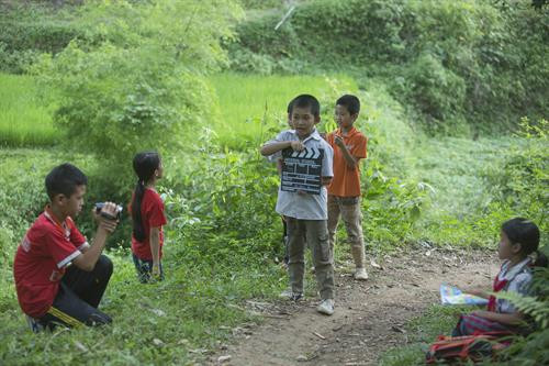 Các em nhỏ thực hành và tham dự tập huấn làm phim Các em nhỏ thực hành và tham dự tập huấn làm phim