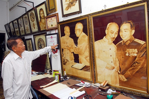 Những bức tranh được làm từ lá thốt nốt của ông Tạng.