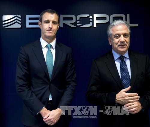 Giám đốc Europol Rob Wainwright (trái) và Ủy viên EU phụ trách vấn đề Nhập cư, Nội vụ và Quyền công dân Dimitris Avramopoulos tại buổi lễ thành lập trung tâm. Ảnh: AFP/TTXVN