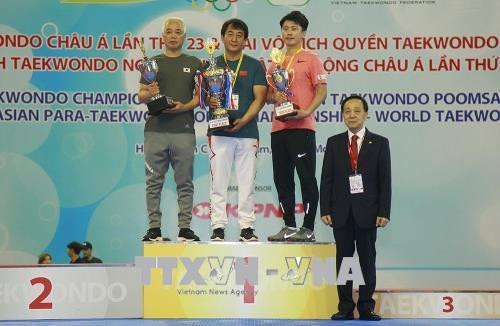 Giáo sư Lee Kyu Seok, Chủ tịch Hiệp hội Taekwondo châu Á trao cúp cho các đoàn xuất sắc Giải vô địch Taekwondo châu Á lần thứ 23. Ảnh: Xuân Dự - TTXVN Giáo sư Lee Kyu Seok, Chủ tịch Hiệp hội Taekwondo châu Á trao cúp cho các đoàn xuất sắc Giải vô địch Taekwondo châu Á lần thứ 23. Ảnh: Xuân Dự - TTXVN