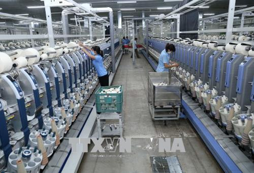 Dây chuyền sản xuất sợi xuất khẩu tại nhà máy của công ty. Ảnh: Vũ Sinh – TTXVN Dây chuyền sản xuất sợi xuất khẩu tại nhà máy của công ty. Ảnh: Vũ Sinh – TTXVN