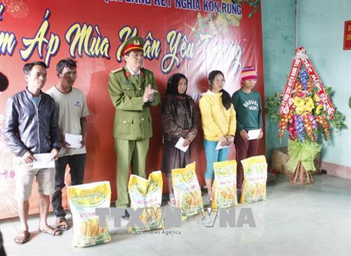 Đại diện trại giam Gia Trung trao quà cho các hộ gia đình khó khăn. Ảnh: Hoài Nam – TTXVN Đại diện trại giam Gia Trung trao quà cho các hộ gia đình khó khăn. Ảnh: Hoài Nam – TTXVN