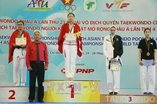 Giáo sư Lee Kyu Seok, Chủ tịch Hiệp hội Taekwondo châu Á trao cúp cho các đoàn xuất sắc Giải vô địch Taekwondo châu Á lần thứ 23. Ảnh: Xuân Dự - TTXVN Giáo sư Lee Kyu Seok, Chủ tịch Hiệp hội Taekwondo châu Á trao cúp cho các đoàn xuất sắc Giải vô địch Taekwondo châu Á lần thứ 23. Ảnh: Xuân Dự - TTXVN