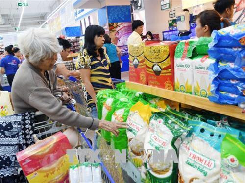 Khách hàng chọn mua các mặt hàng nông sản thực phẩm tại siêu thị. Ảnh: Mỹ Phương - TTXVN