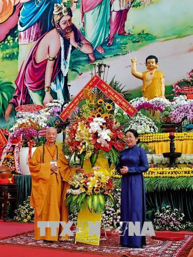 Bà Võ Thị Dung (bên phải), Phó Bí thư Thành ủy Thành phố Hồ Chí Minh tặng lẵng hoa chúc mừng Đại lễ Phật đản Phật lịch 2562 đến Hòa thượng Thích Trí Quảng, Phó Pháp chủ Hội đồng Chứng minh Giáo hội Phật giáo Việt Nam. Ảnh: Thế Anh - TTXVN Bà Võ Thị Dung (bên phải), Phó Bí thư Thành ủy Thành phố Hồ Chí Minh tặng lẵng hoa chúc mừng Đại lễ Phật đản Phật lịch 2562 đến Hòa thượng Thích Trí Quảng, Phó Pháp chủ Hội đồng Chứng minh Giáo hội Phật giáo Việt Nam. Ảnh: Thế Anh - TTXVN