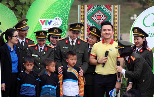 Đại diện đơn vị đồng hành của chương trình giao lưu với các em học sinh có hoàn cảnh khó khăn. Ảnh: Diệp Anh - TTXVN