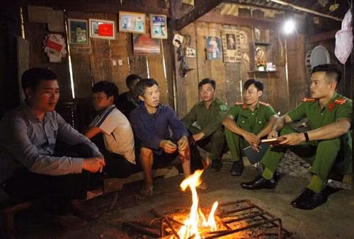 Công an xã Tà Mung, huyện Than Uyên (Lai Châu) xuống bản Nậm Pắt tuyên truyền vận động đồng bào không che dấu tội phạm, phòng tránh không sử dụng ma túy. Ảnh: Quý Trung – TTXVN