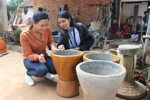 Ngoài cối gỗ nay có thêm cối xi măng.