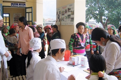Cán bộ y tế khám và cấp phát thuốc miễn phí cho đồng bào trên địa bàn huyện. Ảnh: tư liệu