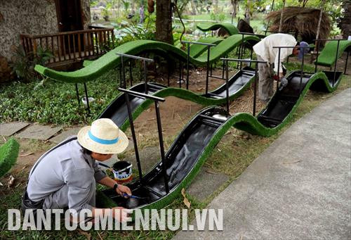 Các công nhân tất bật thực hiện một công đoạn trên các tiểu cảnh của Đường hoa Nguyễn Huệ Tết Mậu Tuất 2018. Ảnh: An Hiếu