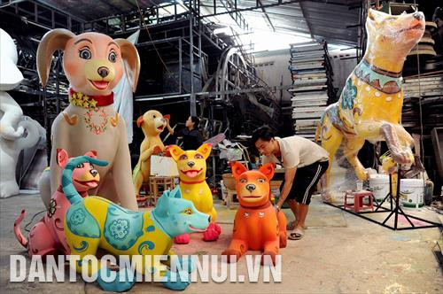 Cụm linh vật "Chó Phú Quốc" với nhiều màu sắc đang được hoàn thiện. Ảnh: An Hiếu