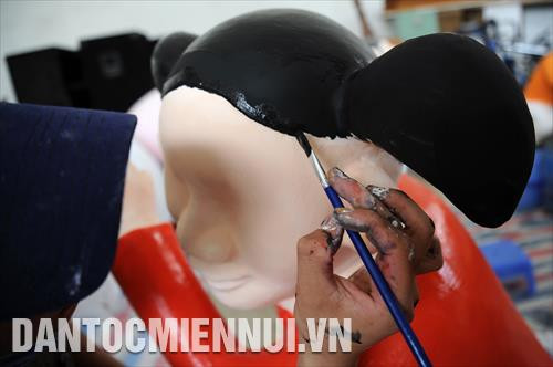 Một công đoạn vẽ trang trí các hình tượng đặc trưng của ngày Tết. Ảnh: An Hiếu