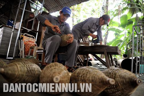 Một công đoạn tạo hình các sản phẩm trang trí bằng tre của Đường Hoa Nguyễn Huệ 2018 tạiThành phố Hồ Chí Minh. Ảnh: An Hiếu