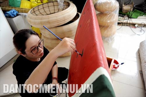 Một công đoạn vẽ trang trí các hình tượng đặc trưng của ngày Tết. Ảnh: An Hiếu