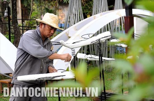 Các công nhân tất bật thực hiện một công đoạn trên các tiểu cảnh của Đường hoa Nguyễn Huệ Tết Mậu Tuất 2018. Ảnh: An Hiếu