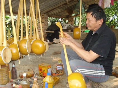 Nghệ nhân Đàm Văn Đào ở tổ 6, phường Sông Hiến, thành phố Cao Bằng (tỉnh Cao Bằng) chế tác đàn tính.