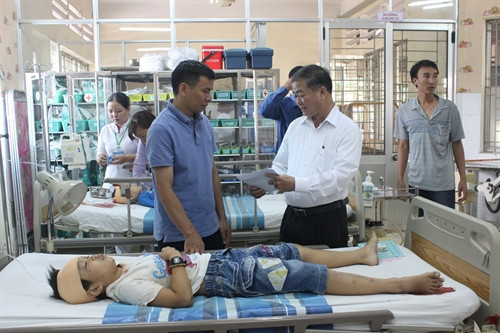 Các nạn nhân vụ tai nạn tàu hỏa đang được cấp cứu tại Bệnh viên đa khoa Đồng Nai. Ảnh: Công Phong- TTXVN Các nạn nhân vụ tai nạn tàu hỏa đang được cấp cứu tại Bệnh viên đa khoa Đồng Nai. Ảnh: Công Phong- TTXVN