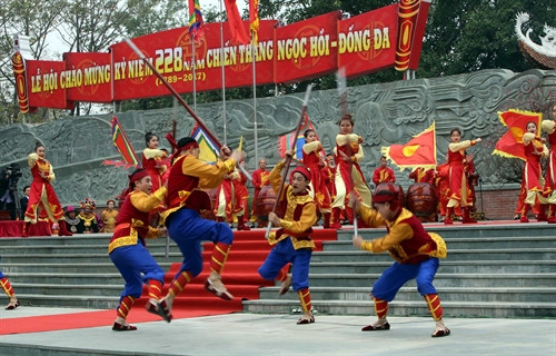 Tái hiện lịch sử nghĩa quân Tây Sơn đánh bại quân Thanhi. Ảnh: Danh Lam- TTXVN