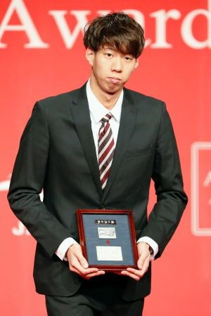 "Kình ngư" Ippei Watanabe tại lễ trao giải ở Tokyo ngày 30/1. Kyodo/TTXVN