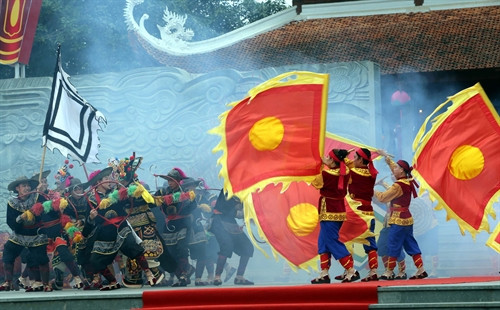 Tái hiện lịch sử nghĩa quân Tây Sơn đánh bại quân Thanhi. Ảnh: Danh Lam- TTXVN