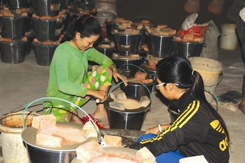 Sau khi hoàn thiện sản phẩm, những chiếc bếp đất được đặt trong một lớp vỏ kim loại cho thêm phần chắc chắn