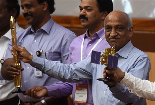 Giám đốc Tổ chức nghiên cứu vũ trụ Ấn Độ Kiran Kumar Rao (phải) phát biểu với báo giới sau khi tên lửa đẩy PSLV-C37 được phóng thành công từ bãi phóng ở Sriharikota ngày 15/2. AFP/TTXVN