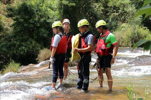 Nhiều khu vực trên Tour du lịch thác Datanla có biển cảnh báo nguy hiểm. Ảnh: Quốc Hùng- Đặng Tuấn (TTXVN) Hướng dẫn viên du lịch kiểm tra an toàn trước khi cho du khách trượt thác. Ảnh: Quốc Hùng- Đặng Tuấn (TTXVN) Du khách được yêu cầu móc dây bảo hiểm khi đứng tại những vị trí nguy hiểm. Ảnh: Quốc Hùng- Đặng Tuấn (TTXVN) Nhiều khu vực trên Tour du lịch thác Datanla có biển cảnh báo nguy hiểm. Ảnh: Quốc Hùng- Đặng Tuấn (TTXVN) Hướng dẫn viên du lịch kiểm tra an toàn trước khi cho du khách trượt thác. Ảnh: Quốc Hùng- Đặng Tuấn (TTXVN) Du khách được yêu cầu móc dây bảo hiểm khi đứng tại những vị trí nguy hiểm. Ảnh: Quốc Hùng- Đặng Tuấn (TTXVN)