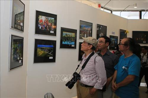 Các đại biểu tham quan Triển lãm. Ảnh: Hồ Cầu-TTXVN