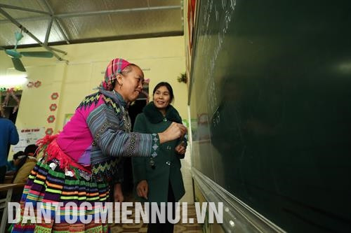 Đã thành thông lệ, khi mặt trời khuất núi, chị Vàng Thị Chi, người dân tộc Mông ở xã Bảo Hà, huyện Bảo Yên lại dành thời gian để tham gia lớp học xóa mù chữ. Ảnh: Hoàng Hà