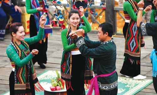 Điệu múa uyển chuyển tôn lên vẻ đẹp của các cô gái Thái. Ảnh: Minh Đức Điệu múa uyển chuyển tôn lên vẻ đẹp của các cô gái Thái. Ảnh: Minh Đức