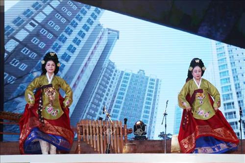 Tiết mục biểu diễn của các nghệ nhân đến từ tỉnh Jeollabuk (Hàn Quốc). Ảnh: Tuấn Anh – TTXVN Tiết mục biểu diễn của các nghệ nhân đến từ tỉnh Jeollabuk (Hàn Quốc). Ảnh: Tuấn Anh – TTXVN