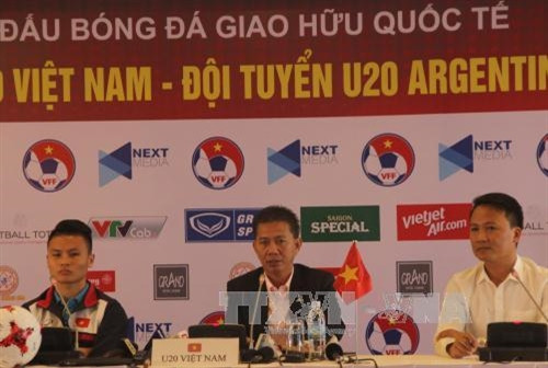Huấn luyện viên Hoàng Anh Tuấn và đội trưởng U20 Việt Nam Nguyễn Quang Hải tại buổi họp báo. Ảnh: Xuân Dự - TTXVN.