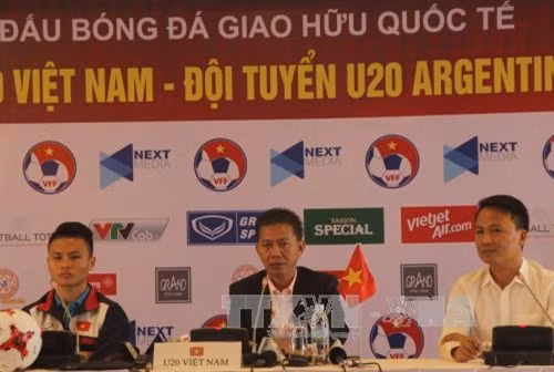 Huấn luyện viên Hoàng Anh Tuấn và đội trưởng U20 Việt Nam Nguyễn Quang Hải tại buổi họp báo. Ảnh: Xuân Dự - TTXVN.