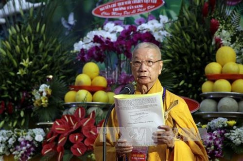 Trưởng lão Hòa thượng Thích Trí Quảng, Phó Pháp chủ GHPGVN, tuyên đọc thông điệp Phật Đản Phật lịch 2561 của Đức Pháp chủ GHPGVN tại buổi lễ. Ảnh: Thế Anh – TTXVN.