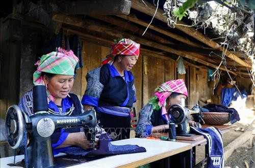 Thiếu nữ Mông ở Mù Cang Chải trong bộ trang phục truyền thống do chính tay mình làm ra. Ảnh: Tuấn Anh - TTXVN Người phụ nữ Mông dệt thổ cẩm ở mọi nơi, mọi lúc thậm chí cả thời gian rảnh khi lên nương rẫy. Ảnh: Tuấn Anh - TTXVN Việc thêu thùa, làm trang phục được phụ nữ Mông truyền dạy từ đời này qua đời khác. Ảnh: Tuấn Anh - TTXVN Sau công đoạn dệt, người phụ nữ Mông bắt đầu công đoạn dùng kỹ thuật in, vẽ sáp và thêu để hoàn thiện sản phẩm thổ cẩm độc đáo. Ảnh: Tuấn Anh - TTXVN Năm 2009, Hội Phụ nữ xã Chế Cu Nha đã thành lập nhóm thêu thổ cẩm với 30 thành viên do Phó Chủ tịch Hội Phụ nữ xã làm Trưởng nhóm và hoạt động rất hiệu quả cho đến nay. Ảnh: Tuấn Anh - TTXVN Nhiều chị em phụ nữ Mông coi nghề dệt thổ cẩm là việc chính đem lại thu nhập cho gia đình. Ảnh: Tuấn Anh - TTXVN Họa tiết hoa văn trên nền trang phục Mông chủ yếu là các hoa văn hình học được làm thủ công, thể hiện sự khéo léo, tài năng của người phụ nữ Mông nơi đây. Ảnh: Tuấn Anh - TTXVN Chị Lý Thị Ninh, phó trưởng nhóm thêu thổ cẩm xã Chế Cu Nha (bên trái) trao đổi kỹ thuật thêu với chị em phụ nữ. Ảnh: Tuấn Anh - TTXVN Trước đây, vải lanh chỉ để phục vụ cho nhu cầu của bản thân, gia đình thì nay đã được các chị em tạo thành những sản phẩm thổ cẩm phục vụ khách du lịch khi đến nơi đây. Ảnh: Tuấn Anh - TTXVN Những chiếc váy, áo, khăn quàng, khăn trải bàn, túi đeo, móc chìa khoá, vỏ gối... có màu sắc phong phú mang đậm nét văn hóa của người dân bản địa. Ảnh: Tuấn Anh - TTXVN Ngày nay, trang phục của phụ nữ Mông ở Mù Cang Chải vẫn giữ khá nguyên vẹn bản sắc văn hóa dân tộc. Ảnh: Tuấn Anh - TTXVN Thiếu nữ Mông ở Mù Cang Chải trong bộ trang phục truyền thống do chính tay mình làm ra. Ảnh: Tuấn Anh - TTXVN Người phụ nữ Mông dệt thổ cẩm ở mọi nơi, mọi lúc thậm chí cả thời gian rảnh khi lên nương rẫy. Ảnh: Tuấn Anh - TTXVN Việc thêu thùa, làm trang phục được phụ nữ Mông truyền dạy từ đời này qua đời khác. Ảnh: Tuấn Anh - TTXVN Sau công đoạn dệt, người phụ nữ Mông bắt đầu công đoạn dùng kỹ thuật in, vẽ sáp và thêu để hoàn thiện sản phẩm thổ cẩm độc đáo. Ảnh: Tuấn Anh - TTXVN Năm 2009, Hội Phụ nữ xã Chế Cu Nha đã thành lập nhóm thêu thổ cẩm với 30 thành viên do Phó Chủ tịch Hội Phụ nữ xã làm Trưởng nhóm và hoạt động rất hiệu quả cho đến nay. Ảnh: Tuấn Anh - TTXVN Nhiều chị em phụ nữ Mông coi nghề dệt thổ cẩm là việc chính đem lại thu nhập cho gia đình. Ảnh: Tuấn Anh - TTXVN Họa tiết hoa văn trên nền trang phục Mông chủ yếu là các hoa văn hình học được làm thủ công, thể hiện sự khéo léo, tài năng của người phụ nữ Mông nơi đây. Ảnh: Tuấn Anh - TTXVN Chị Lý Thị Ninh, phó trưởng nhóm thêu thổ cẩm xã Chế Cu Nha (bên trái) trao đổi kỹ thuật thêu với chị em phụ nữ. Ảnh: Tuấn Anh - TTXVN Trước đây, vải lanh chỉ để phục vụ cho nhu cầu của bản thân, gia đình thì nay đã được các chị em tạo thành những sản phẩm thổ cẩm phục vụ khách du lịch khi đến nơi đây. Ảnh: Tuấn Anh - TTXVN Những chiếc váy, áo, khăn quàng, khăn trải bàn, túi đeo, móc chìa khoá, vỏ gối... có màu sắc phong phú mang đậm nét văn hóa của người dân bản địa. Ảnh: Tuấn Anh - TTXVN Ngày nay, trang phục của phụ nữ Mông ở Mù Cang Chải vẫn giữ khá nguyên vẹn bản sắc văn hóa dân tộc. Ảnh: Tuấn Anh - TTXVN