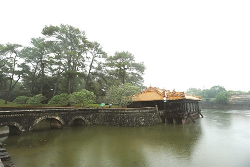 Hầu hết các lăng tẩm ở Huế có lối kiến trúc hài hòa với thiên nhiên