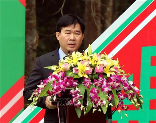 Ông Nông Quốc Thành, Phó Cục trưởng Cục Di sản Văn hóa (Bộ Văn hóa, Thể thao và Du lịch) công bố quyết định của Bộ trưởng Bộ Văn hóa, Thể thao và Du lịch công nhận Nghệ thuật trang trí trên trang phục truyền thống của người Dao đỏ là Di sản văn hóa phi vật thể Quốc gia. Ảnh: Quang Đán – TTXVN Ông Nông Quốc Thành, Phó Cục trưởng Cục Di sản Văn hóa (Bộ Văn hóa, Thể thao và Du lịch) công bố quyết định của Bộ trưởng Bộ Văn hóa, Thể thao và Du lịch công nhận Nghệ thuật trang trí trên trang phục truyền thống của người Dao đỏ là Di sản văn hóa phi vật thể Quốc gia. Ảnh: Quang Đán – TTXVN