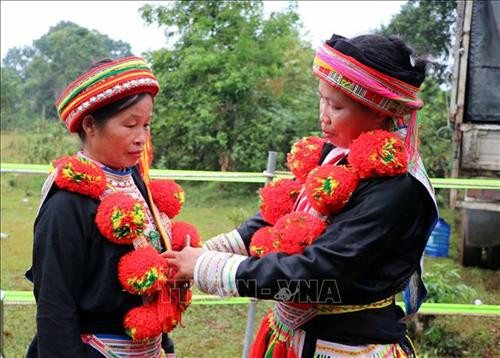 Trang phục truyền thống của người Dao đỏ. Ảnh: Quang Đán – TTXVN Trang phục truyền thống của người Dao đỏ. Ảnh: Quang Đán – TTXVN