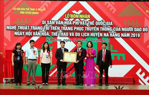 Lễ đón nhận Bằng công nhận Nghệ thuật trang trí trên trang phục truyền thống của người Dao đỏ là Di sản văn hóa phi vật thể Quốc gia. Ảnh: Quang Đán – TTXVN Lễ đón nhận Bằng công nhận Nghệ thuật trang trí trên trang phục truyền thống của người Dao đỏ là Di sản văn hóa phi vật thể Quốc gia. Ảnh: Quang Đán – TTXVN