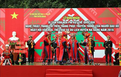 Trình diễn Nghi lễ cấp sắc của người Dao đỏ. Ảnh: Quang Đán – TTXVN Trình diễn Nghi lễ cấp sắc của người Dao đỏ. Ảnh: Quang Đán – TTXVN