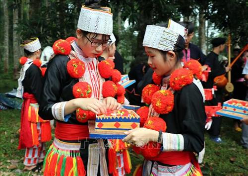 Trang phục truyền thống của người Dao đỏ. Ảnh: Quang Đán – TTXVN Trang phục truyền thống của người Dao đỏ. Ảnh: Quang Đán – TTXVN