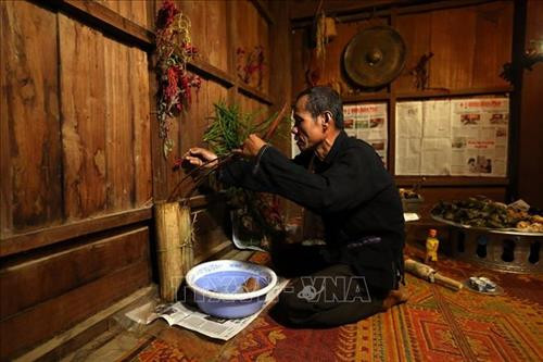 Thầy cúng làm lễ trong lễ Mền Lóong Phạt Ái của đồng bào dân tộc Cống. Ảnh: Phan Tuấn Anh – TTXVN Thầy cúng làm lễ trong lễ Mền Lóong Phạt Ái của đồng bào dân tộc Cống. Ảnh: Phan Tuấn Anh – TTXVN
