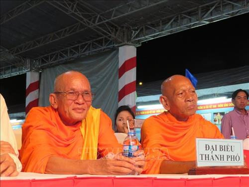 Các chức sắc trong cộng đồng dân tộc Khmer thực hiện nghi lễ cúng trăng. Ảnh: Ánh Tuyết - TTXVN Các sư trụ trì người khmer dự bế mạc Ngày hội. Ảnh: Ánh Tuyết - TTXVN Trình diễn nhạc cụ truyền thống dân tộc Khmer. Ảnh: Ánh Tuyết - TTXVN