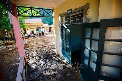 Khu lớp học ngập trong bùn đất sau cơn lũ. Ảnh: Quang Quyết, Trọng Đạt – TTXVN Khu lớp học ngập trong bùn đất sau cơn lũ. Ảnh: Quang Quyết, Trọng Đạt – TTXVN