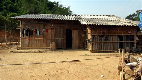 Nhà cửa đã cũ hỏng nhưng người dân không dám tu sửa. Nhà cửa đã cũ hỏng nhưng người dân không dám tu sửa.