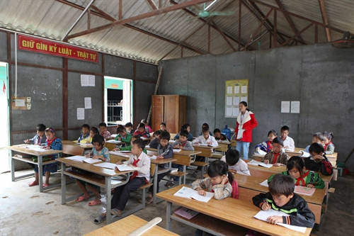 Phòng học tạm bán kiên cố tại bản Pá Mồng của Trường Tiểu học xã Nậm Giôn, huyện Mường La không đảm bảo cho việc dạy và học vào mùa đông giá lạnh. Phòng học tạm bán kiên cố tại bản Pá Mồng của Trường Tiểu học xã Nậm Giôn, huyện Mường La không đảm bảo cho việc dạy và học vào mùa đông giá lạnh.