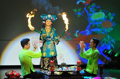 Các nghệ sĩ trình diễn vở hầu "Tứ phủ"