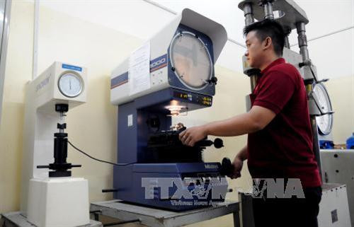 Hệ thống máy kiểm tra chất lượng ốc vít tại nhà máy Công ty cổ phần sản xuất thương mại Vĩ Nam Việt (Khu công nghiệp Lê Minh Xuân, Huyện Bình Chánh). Ảnh: An Hiếu - TTXVN Hệ thống máy kiểm tra chất lượng ốc vít tại nhà máy Công ty cổ phần sản xuất thương mại Vĩ Nam Việt (Khu công nghiệp Lê Minh Xuân, Huyện Bình Chánh). Ảnh: An Hiếu - TTXVN