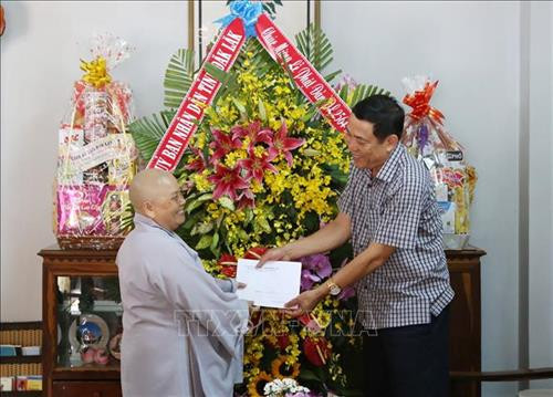 Lãnh đạo tỉnh Đắk Lắk thăm và tặng quà tại chùa Dược Sư thành phố Buôn Ma Thuột. Ảnh: Tuấn Anh - TTXVNLãnh đạo tỉnh Đắk Lắk thăm và tặng quà tại chùa Dược Sư thành phố Buôn Ma Thuột. Ảnh: Tuấn Anh – TTXVN