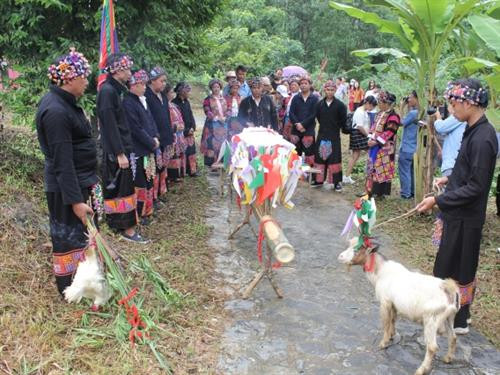 Đồng bào Lô Lô tái hiện lễ rửa làng tại Làng Văn hóa – Du lịch các dân tộc Việt Nam. Đồng bào Lô Lô tái hiện lễ rửa làng tại Làng Văn hóa – Du lịch các dân tộc Việt Nam.